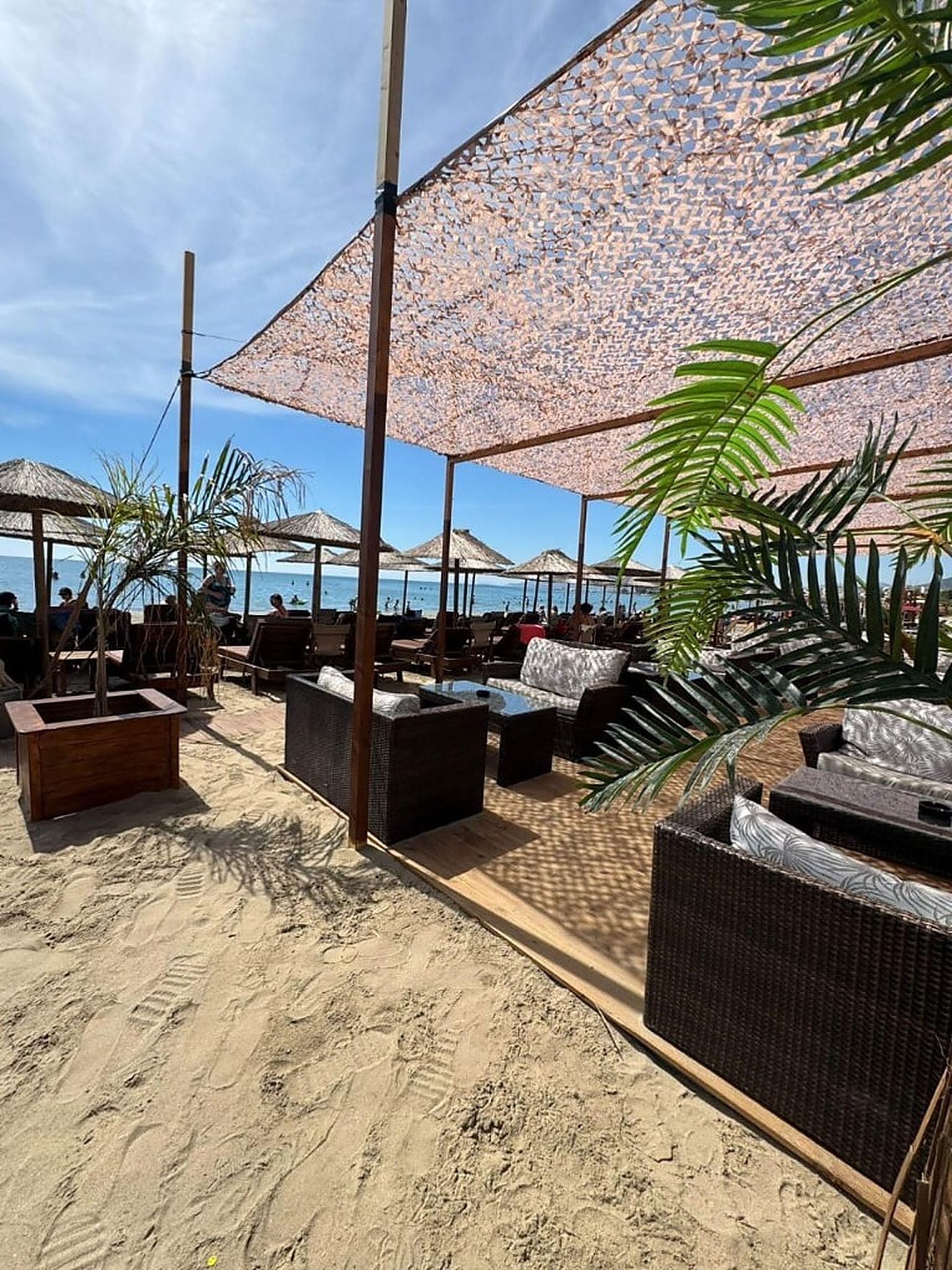 Καθιστικό lounge κάτω από σκίαση στην παραλία